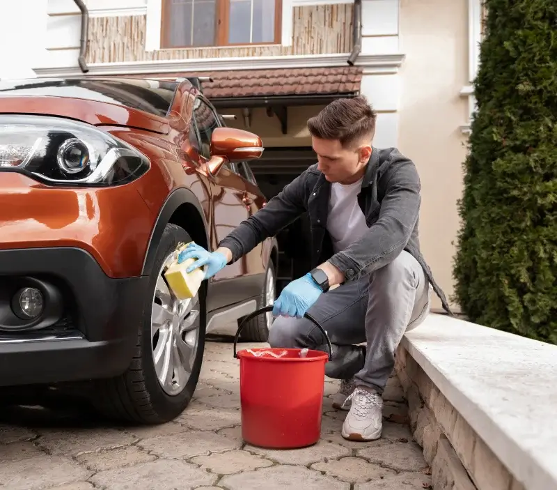Lavage auto à domicile Quintin : professionnel intervenant sur un véhicule